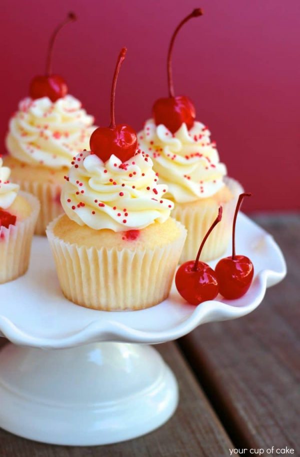 طرز تهیه کاپ کیک آلبالو با خامه فرم گرفته