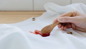 پاک کردن لکه سس قرمز از روی لباس