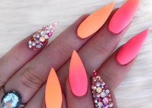 طراحی ناخن با لاک گلبهی
