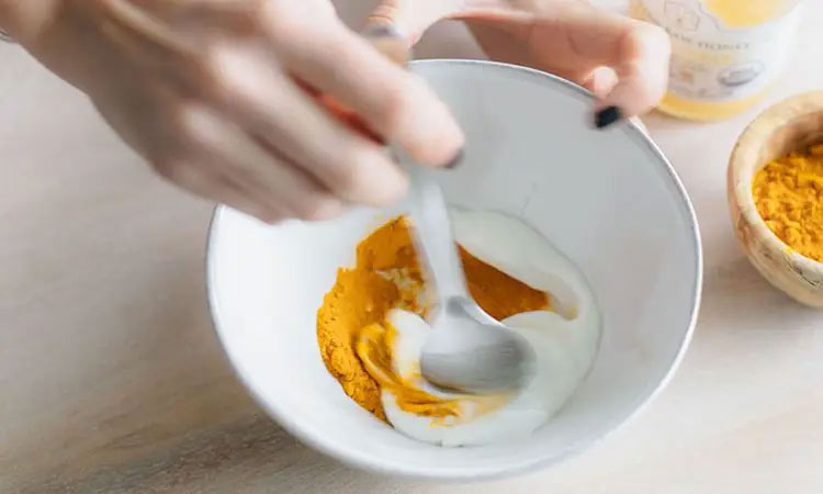 ماسک زردچوبه و ماست برای بستن منافذ پوست