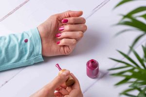 پاک کردن لاک از روی لباس