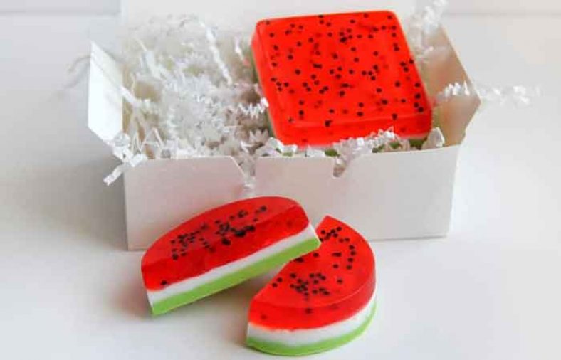 ساخت صابون هندوانه‌ ای برای گیفت شب یلدا
