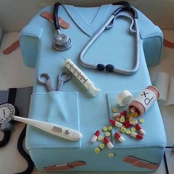 مدل کیک روز پرستار مردانه به شکل روپوش پرستاری آبی