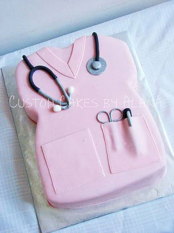 مدل کیک برای روز پرستار صورتی به شکل روپوش پرستاری
