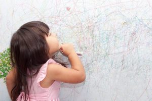 تمیز کردن لکه مداد رنگی