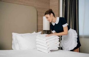 آماده کردن تختخواب هتل برای یک خواب راحت