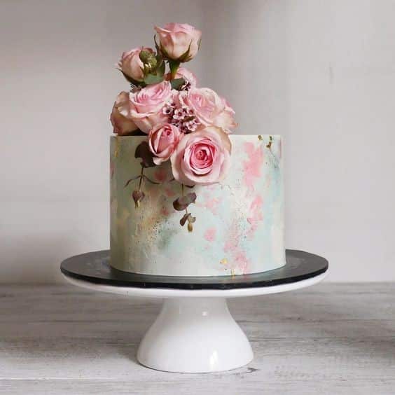 مدل کیک عروسی خامه ای یک طبقه با تزیین گل رز طبیعی 