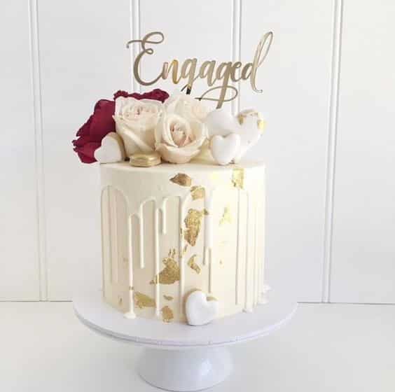 مدل کیک عروسی خامه ای یک طبقه تزیین شده با گل طبیعی و کوکی قلب
