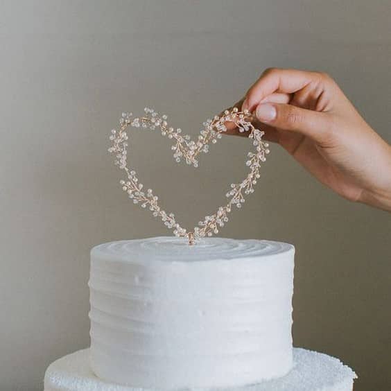 مدل کیک عروسی روستیک خامه ای یک طبقه با تاپر  
