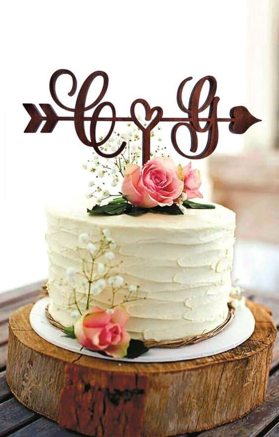 مدل کیک عروسی روستیک یک طبقه خامه ای تزیین شده با گل طبیعی 