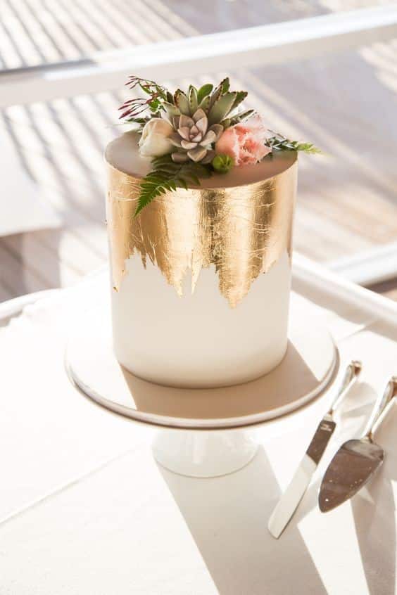مدل کیک عروسی سفید و طلایی یک طبقه فوندانتی با تزیین گل  