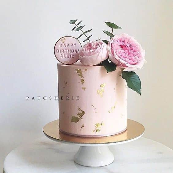 مدل کیک عروسی صورتی ملیح یک طبقه با تزیین گل طبیعی  