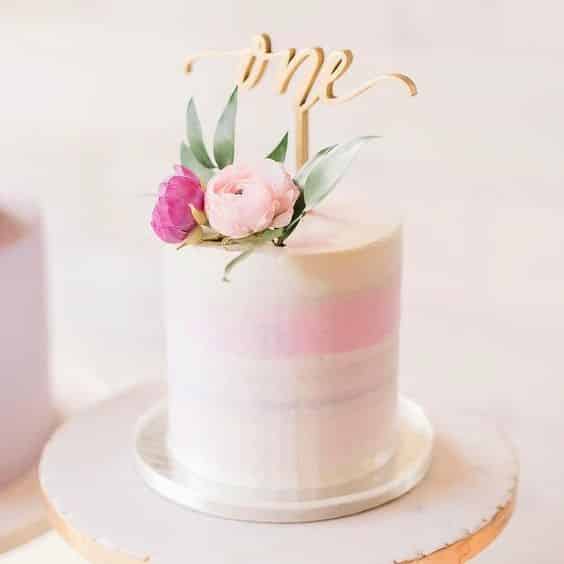 دل کیک عروسی صورتی یک طبقه خامه ای تزیین شده با گل آلاله 
