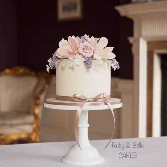 مدل کیک عروسی فوندانت یک طبقه با تزیین گل های شکری 