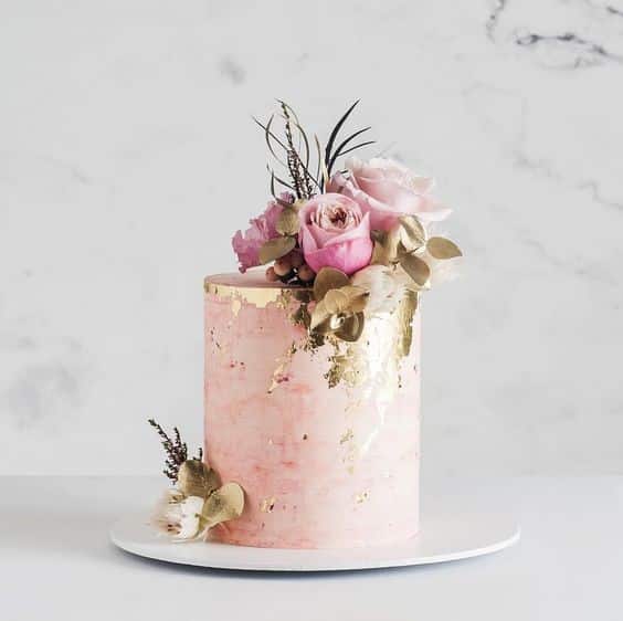 مدل کیک عروسی یا نامزدی یک طبقه خامه ای با تزیین ورق طلا و گل 