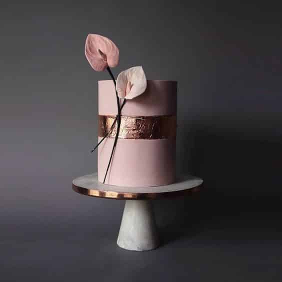 مدل کیک عروسی یا نامزدی یک طبقه صورتی کار شده با فوندانت، ورق طلا  