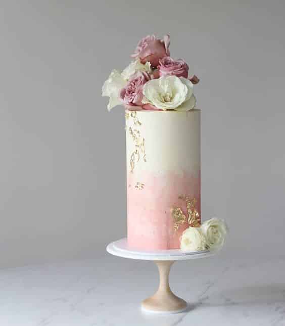 مدل کیک عروسی یک طبقه با ارتفاع زیاد کار شده با باترکریم، ورق طلا 