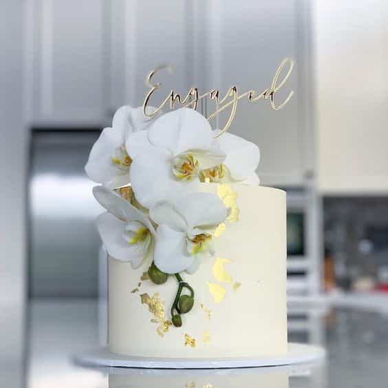 مدل کیک عروسی یک طبقه با تزیین ورق طلا و گل ارکیده سفید  