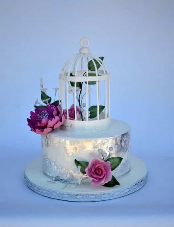 مدل کیک عروسی یک طبقه به شکل قفس با تزیین ورق نقره و گل 