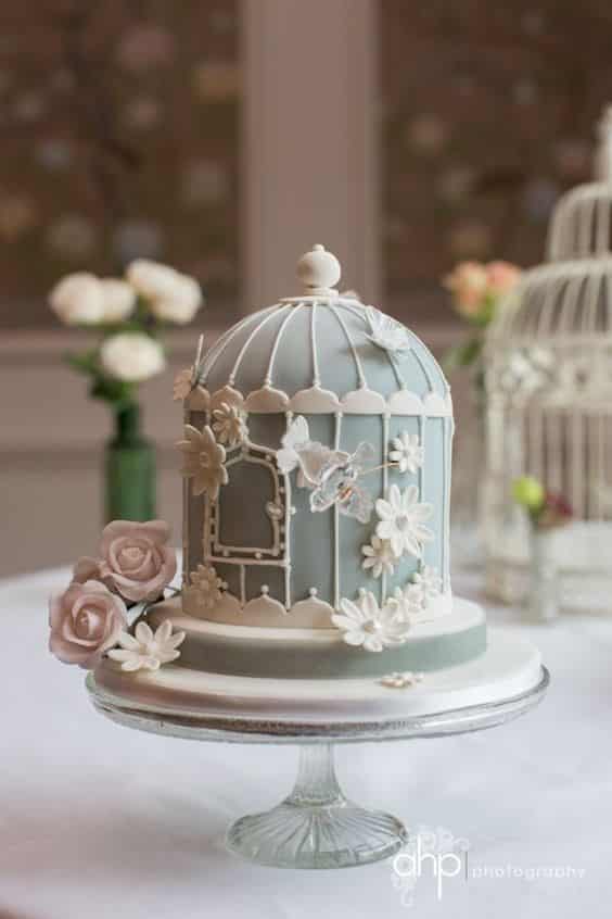 مدل کیک عروسی یک طبقه به شک قفس با تزیین گل و پروانه 