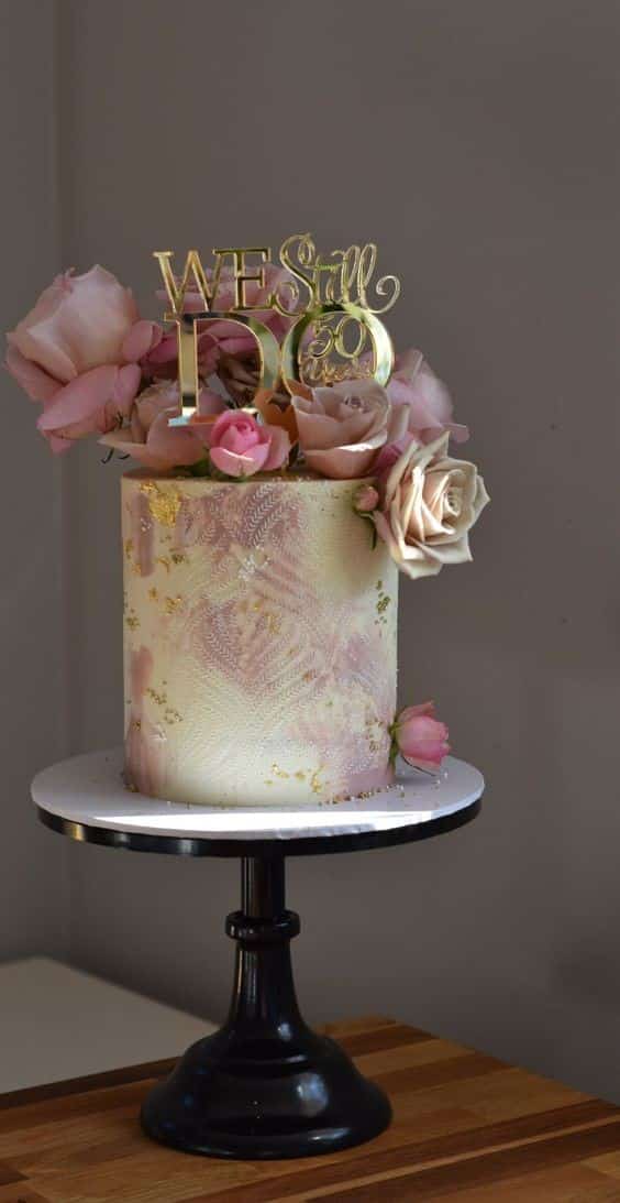 مدل کیک عروسی یک طبقه تزیین شده با باترکریم و گل رز طبیعی 