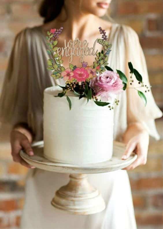مدل کیک عروسی یک طبقه خامه ای با تزیین گل های طبیعی 