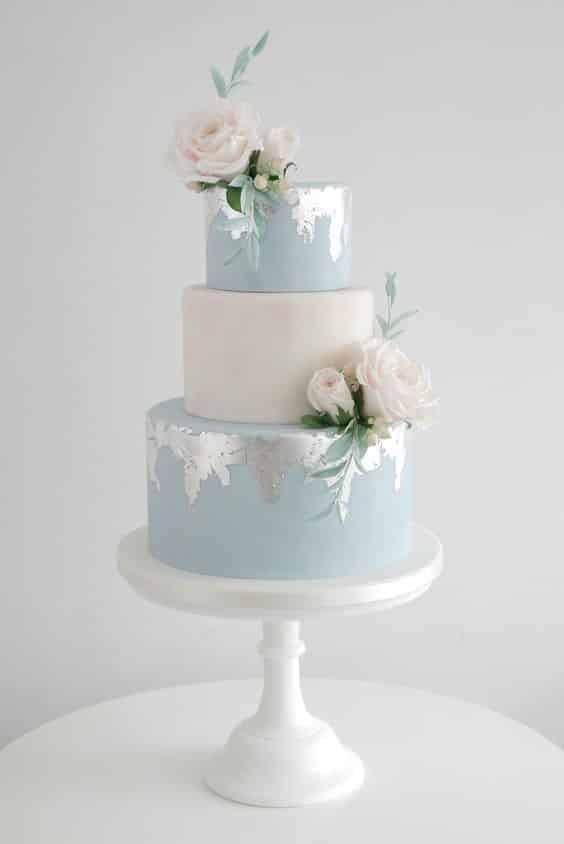مدل کیک عروسی آبی و سفید سه طبقه تزیین شده با ورق نقره  