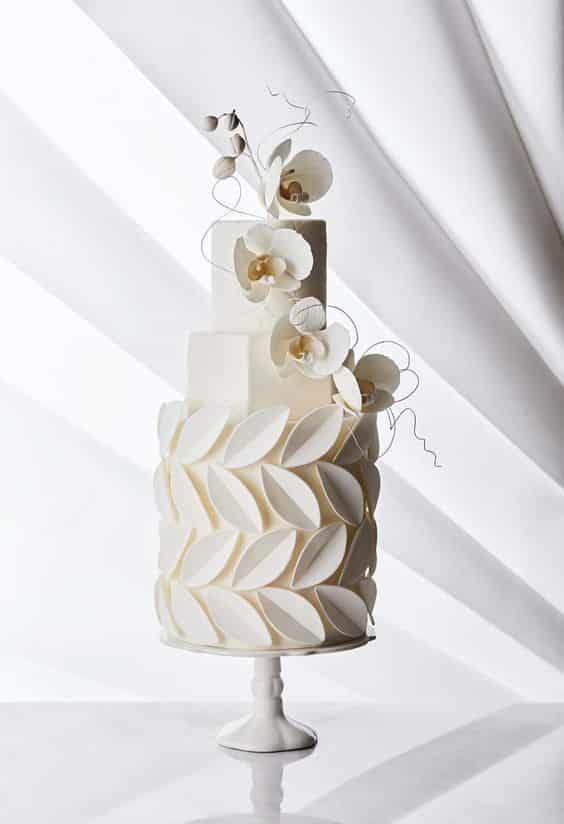 مدل کیک عروسی خاص سه طبقه سفید با تزیین گل 