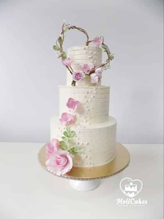مدل کیک عروسی خامه ای سه طبقه با تزیین حلقه گل شکری ب 