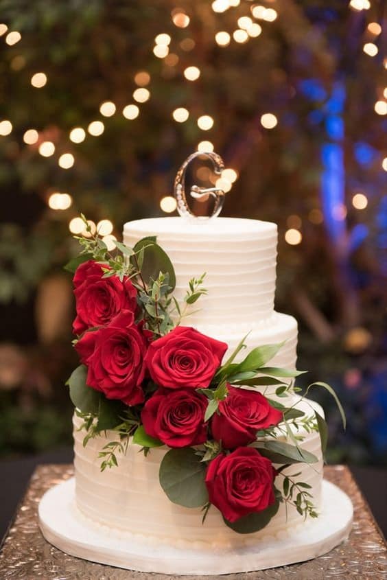 مدل کیک عروسی خامه ای سه طبقه با تزیین گل رز قرمز 
