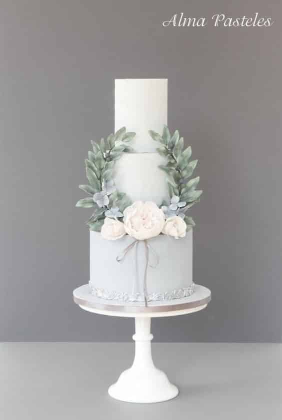 مدل کیک عروسی سفید و آبی سه طبقه با تزیین 