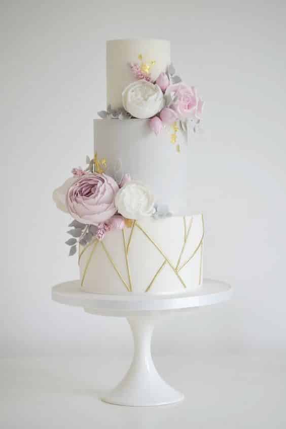 مدل کیک عروسی سفید و آبی سه طبقه تزیین شده با گل پیونی  