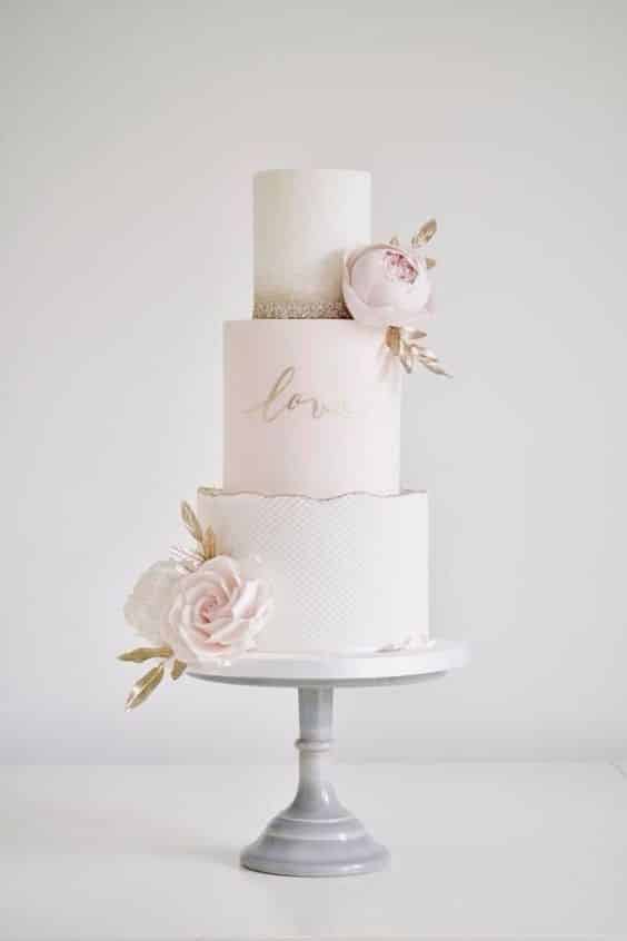 مدل کیک عروسی سفید و صورتی سه طبقه تزیین شده با گل رز و پیونی  