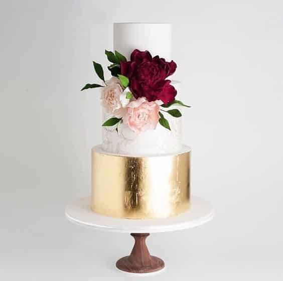 مدل کیک عروسی سفید و طلایی سه طبقه با تزیین گل  