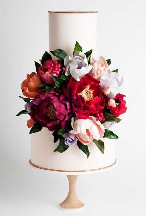 مدل کیک عروسی سه طبقه تزیین شده با گل های شکری  