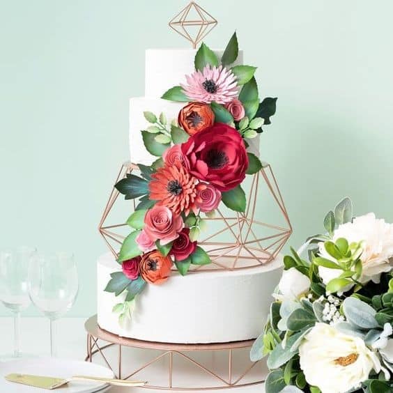مدل کیک عروسی سه طبقه جدید با تزیین گل  