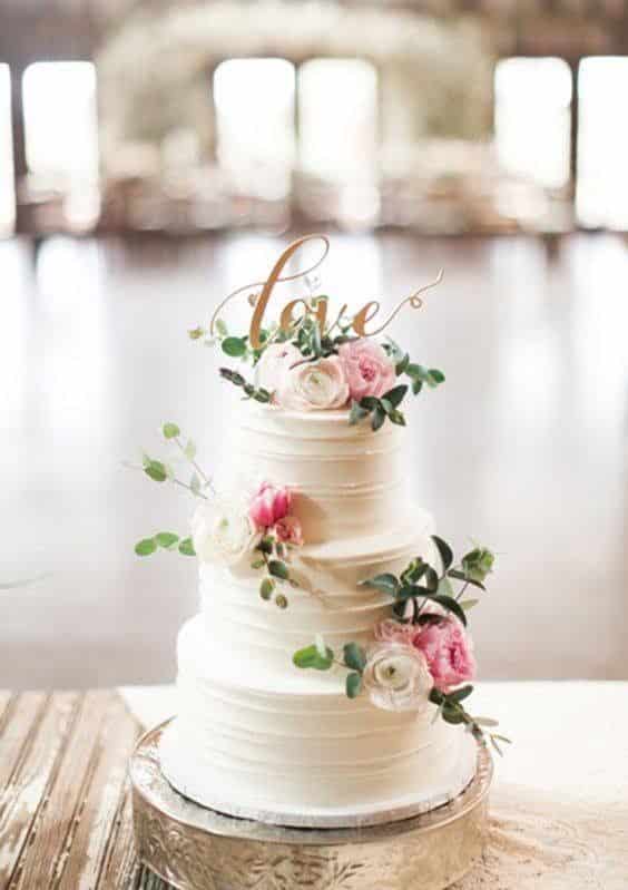 مدل کیک عروسی سه طبقه خامه ای با تزیین گل  