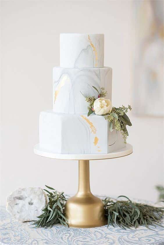 مدل کیک عروسی سه طبقه کار شده با فوندانت  