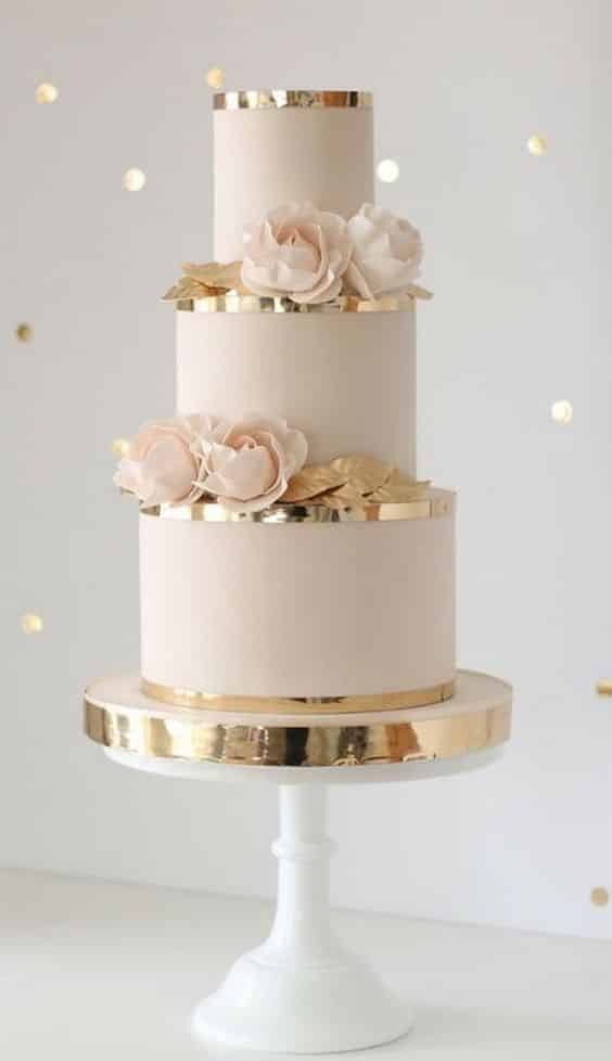 مدل کیک عروسی صورتی سه طبقه با تزیین گل رز شکری و نوار 