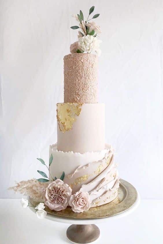 مدل کیک عروسی صورتی سه طبقه تزیین شده با فوندانت 