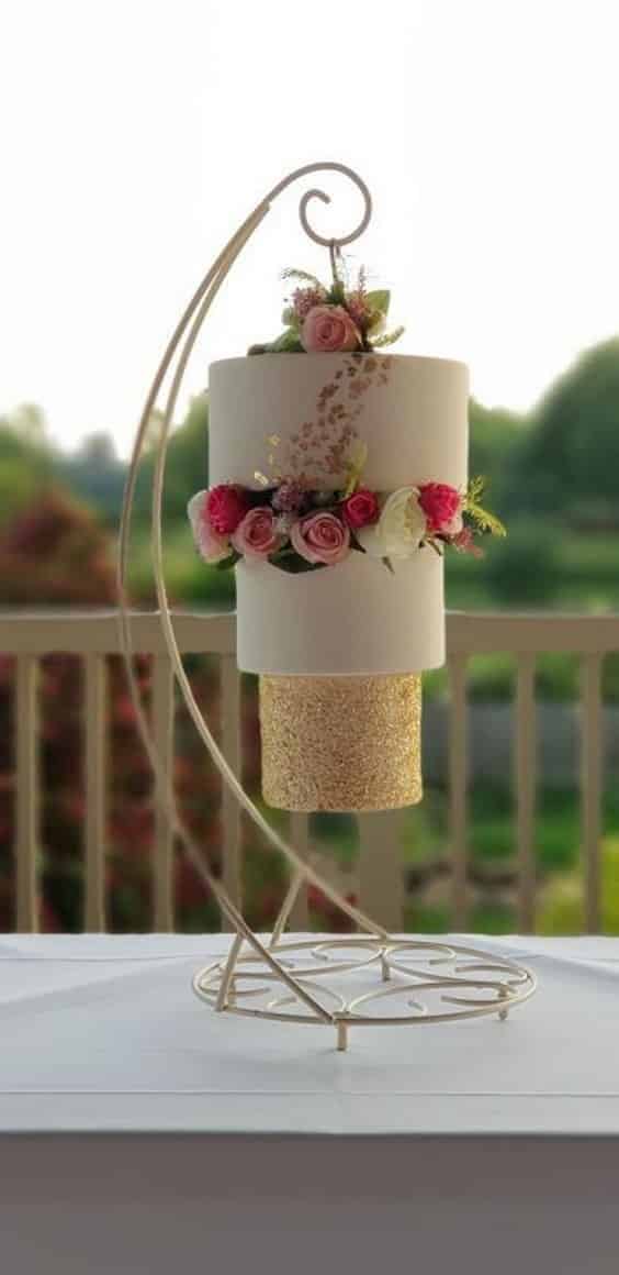مدل کیک عروسی ضد جاذبه سه طبقه با تزیین گل  