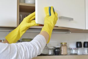 پاک کردن چربی از روی کابینت