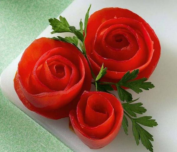 تزیین گوجه فرنگی به شکل گل برای کیک سالاد الویه