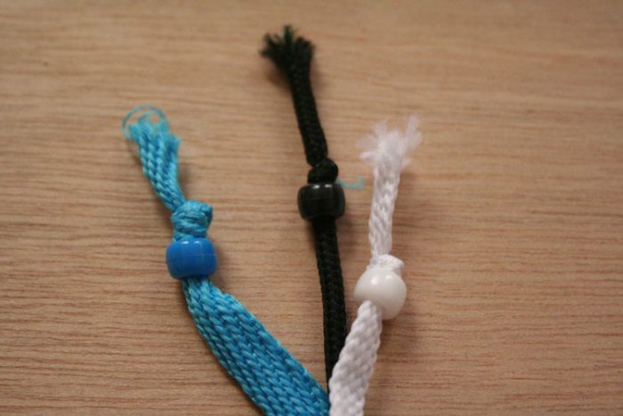دستبند با بند کفش به صورت بافت