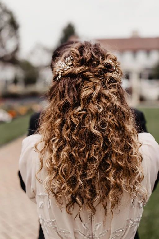 مدل موی فر باز ساده برای عروس با موهای هایلایت شده