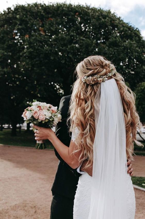 مدل موی فر باز عروس با تاج گل طبیعی  