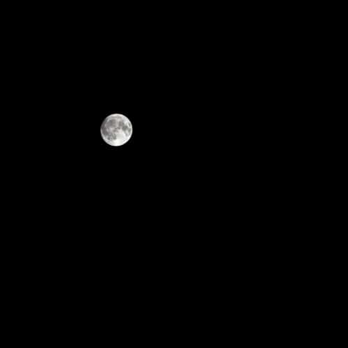 طرح ماه در فضای سیاه ساده