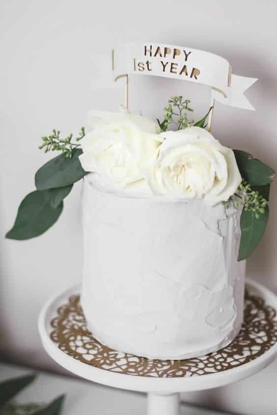 مدل کیک اولین سالگرد عروسی خانگی با تزیین گل رز سفید  