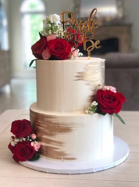 مدل کیک خامه ای سالگرد عروسی دو طبقه با تزیین گل رز قرمز 