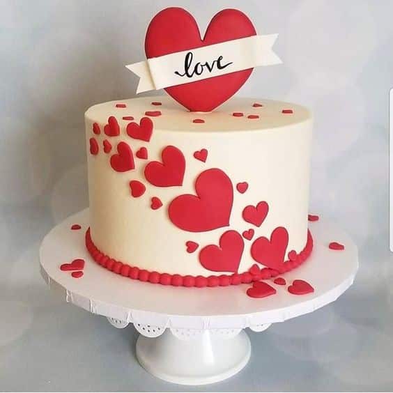 مدل کیک سالگرد عروسی خامه ای با تزیین قلب 
